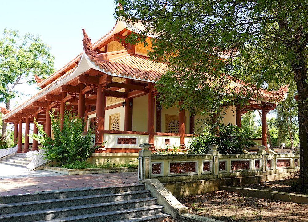 Guests may also visit nearby temples dedicated to Admiral Bui Thi Xuan and General Vo Van Dung